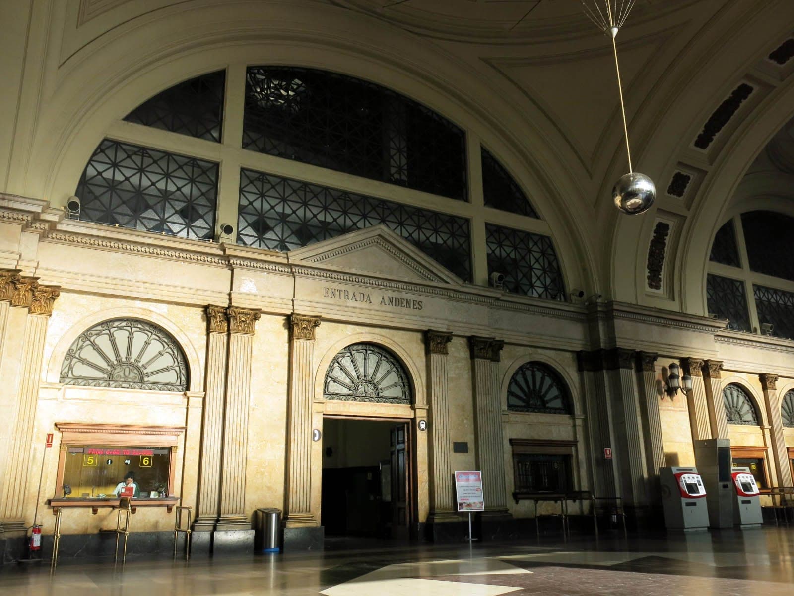 El vestíbulo de la Estación de Francia, en Barcelona, uno de los destinos que anunciaba el hombre de uniforme: "¡Señores viajeros para Zaragoza y Barcelona!".