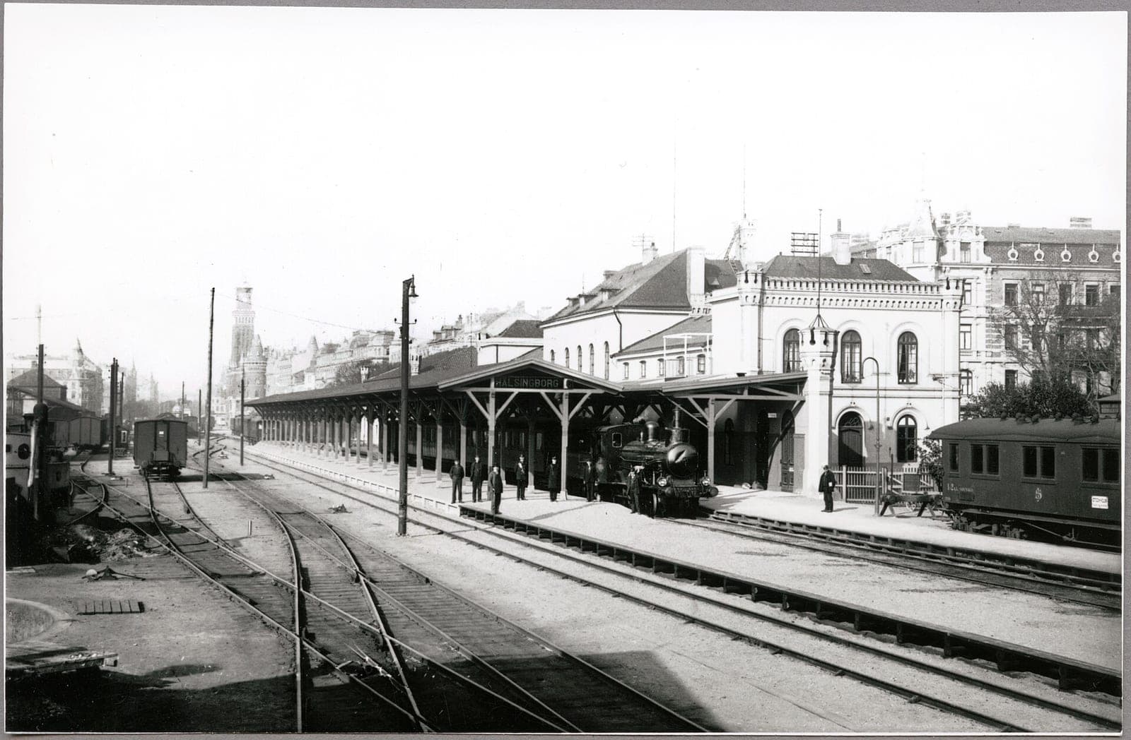 Una estación de trenes de vapor hacia 1920 — así eran las estaciones que el autor iba a ver de niño.